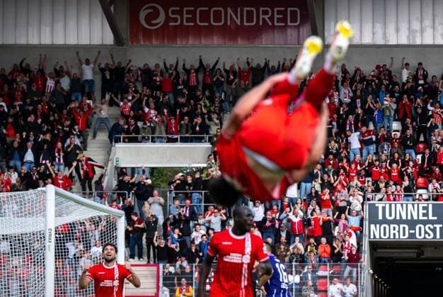 SOCCER REGIONAL LEAGUE NORTHEAST 2026–2027 SEASON, MATCHDAY 10: FC ROT WEISS ERFURT vs. FC ERZGEBIRGE AUE ** FOR EDITORIAL USE ONLY ** FOR EDITORIAL USE ONLY ** September 19, 2026 Erfurt Soccer Northeast Regional League Matchday 10, 2026–2027 Season, Steigerwald Stadium: FC Rot-Weiss Erfurt vs. FC Erzgebirge Aue. In the photo: massive celebrations among the RWE fans in the stands, while in the foreground, Dustin Forkel (No. 17) of FC Rot-Weiss Erfurt celebrates his goal—making it 2–1 for Erfurt—with a somersault. Germany, Thuringia, Erfurt. Copyright SaschaxFromm Copyright: SaschaxFromm doc87ofvin1rgo1039udoij ,EDITORIAL USE ONLY Copyright: SaschaxFromm