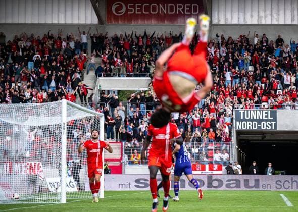 SOCCER REGIONAL LEAGUE NORTHEAST 2026–2027 SEASON, MATCHDAY 10: FC ROT WEISS ERFURT vs. FC ERZGEBIRGE AUE ** FOR EDITORIAL USE ONLY ** FOR EDITORIAL USE ONLY ** September 19, 2026 Erfurt Soccer Northeast Regional League Matchday 10, 2026–2027 Season, Steigerwald Stadium: FC Rot-Weiss Erfurt vs. FC Erzgebirge Aue. In the photo: massive celebrations among the RWE fans in the stands, while in the foreground, Dustin Forkel (No. 17) of FC Rot-Weiss Erfurt celebrates his goal—making it 2–1 for Erfurt—with a somersault. Germany, Thuringia, Erfurt. Copyright SaschaxFromm Copyright: SaschaxFromm doc87ofviwr1tsyh08th8r ,EDITORIAL USE ONLY Copyright: SaschaxFromm