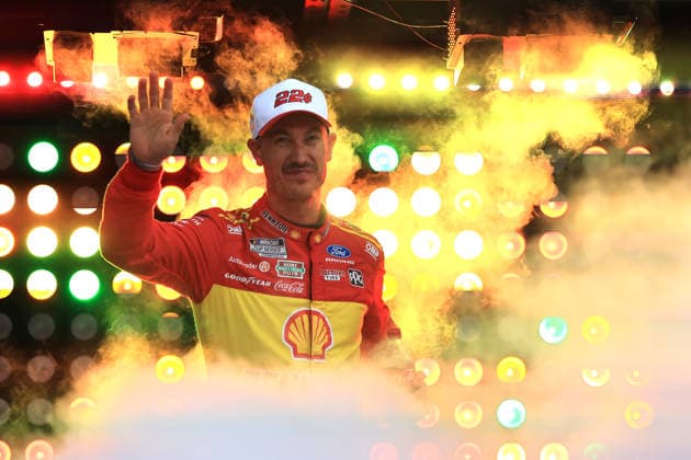 BRISTOL, TN - SEPTEMBER 19: Joey Logano ( 22 Team Penske Shell-Pennzoil Ford) walks out onto the driver introduction stage and waves to the crowd prior to the running of the NASCAR, Motorsport, USA Cup Series Playoffs Bass Pro Shops Night Race on September 19, 2026 at Bristol Motor Speedway in Bristol, TN. (Photo by Jeff Robinson Icon Sportswire) AUTO: SEP 19 NASCAR Cup Series Playoffs Bass Pro Shops Night Race EDITORIAL USE ONLY Icon26091916737