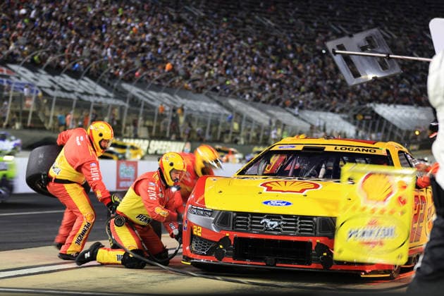BRISTOL, TN - SEPTEMBER 19: The pit crew of Joey Logano ( 22 Team Penske Shell-Pennzoil Ford) services the race car during the running of the NASCAR, Motorsport, USA Cup Series Playoffs Bass Pro Shops Night Race on September 19, 2026 at Bristol Motor Speedway in Bristol, TN. (Photo by Jeff Robinson Icon Sportswire) AUTO: SEP 19 NASCAR Cup Series Playoffs Bass Pro Shops Night Race EDITORIAL USE ONLY Icon26091920366