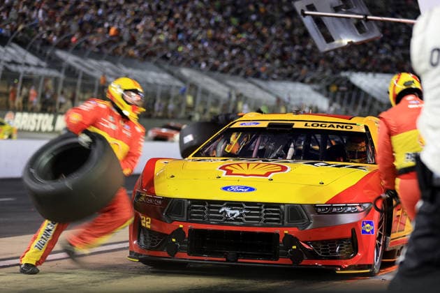 BRISTOL, TN - SEPTEMBER 19: The pit crew of Joey Logano ( 22 Team Penske Shell-Pennzoil Ford) services the race car during the running of the NASCAR, Motorsport, USA Cup Series Playoffs Bass Pro Shops Night Race on September 19, 2026 at Bristol Motor Speedway in Bristol, TN. (Photo by Jeff Robinson Icon Sportswire) AUTO: SEP 19 NASCAR Cup Series Playoffs Bass Pro Shops Night Race EDITORIAL USE ONLY Icon26091920375