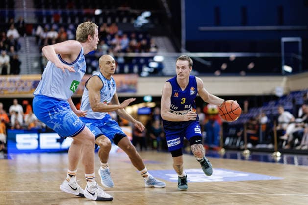 Adam Kunkel, PHOENIX HAGEN, 03; Bent Leuchten, ROSTOCK SEAWOLVES, 51; Robin Amaize ROSTOCK SEAWOLVES, 15 Rostock Seawolves vs. Phoenix Hagen, Basketball, BBL 2026–2027 easyCredit Basketball Bundesliga, Matchday 1, 2026–2027 season, September 19, 2026 Rostock Seawolves vs. Phoenix Hagen, Basketball, BBL 2026–2027 easyCredit Basketball Bundesliga, Matchday 1, 2026–2027 Season, September 19, 2026 Groter Pohl Copyright: xEibner-Pressefoto DenverxEhrlichx EP_DEH