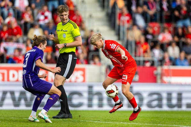 Erfurt, 26 09 1909, Northeast Regional League soccer: FC Rot-Weiß Erfurt vs. Erzgebirge Aue. Pictured: Referee Marvin Tennes next to Marco Wolf (Erfurt) and Devin Angleberger (Aue)