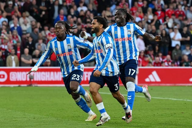 Nottingham Forest FC v Coventry City - Premier League 2026 27 Jay Dasilva of Coventry City celebrates with teammates after scoring a goal during the Premier League match between Nottingham Forest and Coventry City at the City Ground in Nottingham, on September 19, 2026. Nottingham Nottinghamshire United Kingdom  Copyright: xMIxNewsx originalFilename:fletcher-nottingh260919_npkL5.jpg