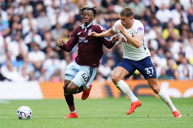 Tottenham Hotspur v Aston Villa FC - Premier League 2026 27 Johan Manzambi of Aston Villa and Micky van de Ven of Tottenham Hotspur compete during the Premier League match between Tottenham Hotspur and Aston Villa at Tottenham Hotspur Stadium in London, United Kingdom, on September 19, 2026. United Kingdom  Copyright: xNewsxImagesx originalFilename:cosgrove-premierl260919_np68W.jpg