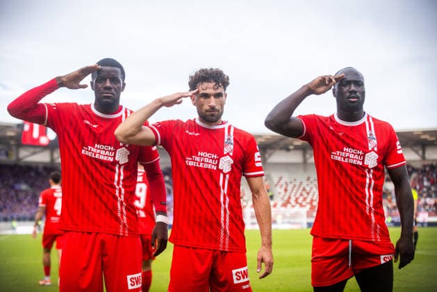 Erfurt, 09 26 1909, Soccer: Northeast Regional League—FC Rot-Weiß Erfurt vs. Erzgebirge Aue. Pictured: Romario Hajrulla of Erfurt celebrates the 1-0 goal with Benny Bobboy and Raphael Assibey Mensah of Erfurt.