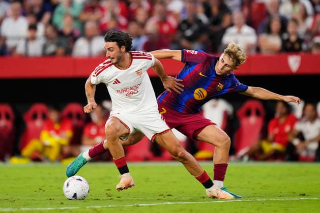Sevilla FC v FC Barcelona, Barca - LaLiga EA Sports 2026 27 Juan Iglesias right-back of Sevilla and Spain and Fermin Lopez central midfield of Barcelona and Spain compete for the ball during the LaLiga EA Sports 2026 27 match between Sevilla FC and FC Barcelona at Estadio Ramon Sanchez Pizjuan on September 19, 2026 in Seville, Spain. Seville Spain  Copyright: xJosexBretonx originalFilename:bretonhernandez-sevillaf260919_npl5S.jpg