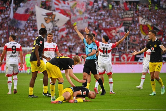 Referee Tobias STIELER shows Ermedin DEMIROVIC of VFB Stuttgart a yellow card after a foul on Waldemar ANTON of Borussia Dortmund. Soccer, 1. Bundesliga, 2026–2027 season, Matchday 4, VfB Stuttgart vs. Borussia Dortmund 0–1 on September 19, 2026, at MHP ARENA