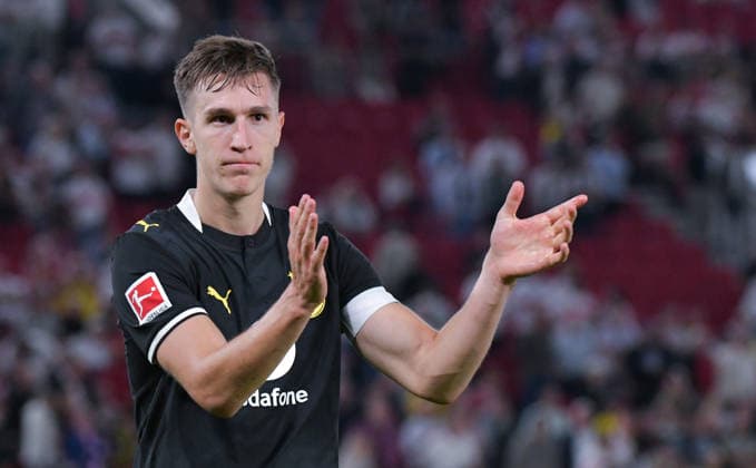 September 19, 2026, xblx, Soccer, Bundesliga 1, VfB Stuttgart vs. Borussia Dortmund, Nico Schlotterbeck (Borussia Dortmund) celebrates the victory with the fans. DFL and DFB regulations prohibit any use of photographs as image sequences and or quasi-video. Stuttgart