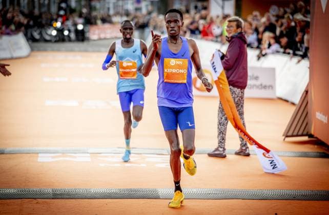 ZAANDAM - Athlete Jamal Kiprono crosses the finish line first at the Dam tot Damloop on the Burcht. Tens of thousands of people participated on the 10-mile (16.1 km) course. ROBIN UTRECHT ANP netherlands out - belgium out Zaandam xVIxxIVx 569370509 originalFilename: 0867329695st.jpg