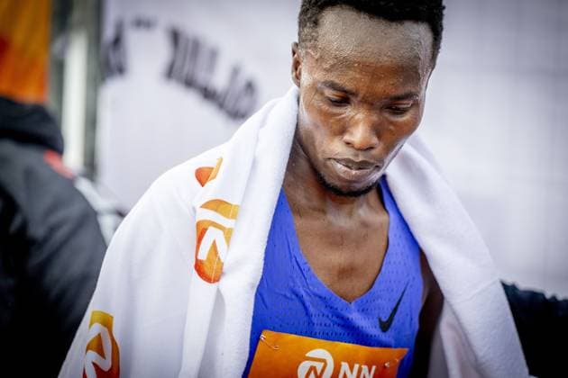 ZAANDAM - Athlete Jamal Kiprono crosses the finish line first at the Dam tot Damloop on the Burcht. Tens of thousands of people participated on the 10-mile (16.1 km) course. ROBIN UTRECHT ANP netherlands out - belgium out Zaandam xVIxxIVx 569370519 originalFilename: 0867329896st.jpg