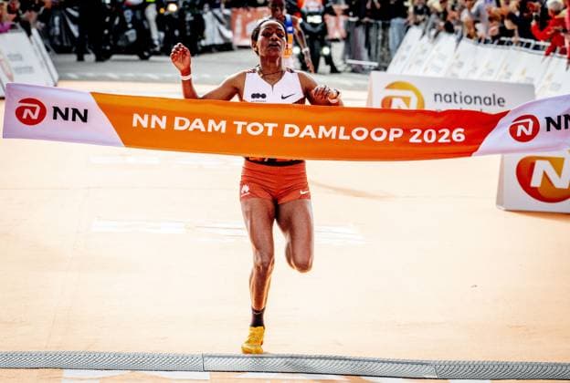 ZAANDAM - Athlete Asayech Ayichew (Ethiopia) crosses the finish line first at the Dam tot Damloop at the Burcht. Tens of thousands of people participated on the 10-mile (16.1 km) course. ROBIN UTRECHT ANP netherlands out - belgium out Zaandam xVIxxIVx 569371032 originalFilename: 0867330007st.jpg