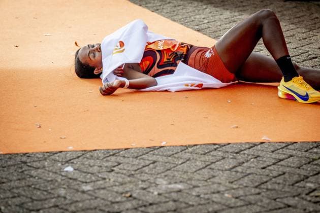 Sport Bilder des Tages ZAANDAM - Athlete Asayech Ayichew (Ethiopia) crosses the finish line first at the Dam tot Damloop at the Burcht. Tens of thousands of people participated on the 10-mile (16.1 km) course. ROBIN UTRECHT ANP netherlands out - belgium out Zaandam xVIxxIVx 569371039 originalFilename: 0867330110st.jpg