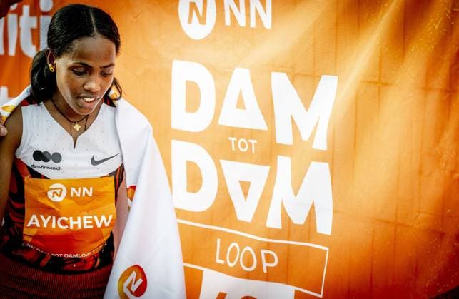 ZAANDAM - Athlete Asayech Ayichew (Ethiopia) crosses the finish line first at the Dam tot Damloop at the Burcht. Tens of thousands of people participated on the 10-mile (16.1 km) course. ROBIN UTRECHT ANP netherlands out - belgium out Zaandam xVIxxIVx 569371046 originalFilename: 0867330213st.jpg