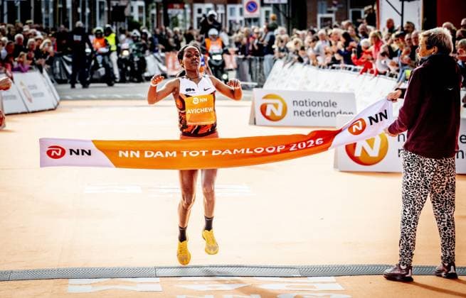 ZAANDAM - Athlete Asayech Ayichew (Ethiopia) crosses the finish line first at the Dam tot Damloop at the Burcht. Tens of thousands of people participated on the 10-mile (16.1 km) course. ROBIN UTRECHT ANP netherlands out - belgium out Zaandam xVIxxIVx 569371061 originalFilename: 0867330223st.jpg