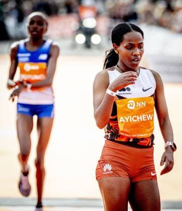 ZAANDAM - Athlete Asayech Ayichew (Ethiopia) crosses the finish line first at the Dam tot Damloop at the Burcht. Tens of thousands of people participated on the 10-mile (16.1 km) course. ROBIN UTRECHT ANP netherlands out - belgium out Zaandam xVIxxIVx 569371067 originalFilename: 0867330229st.jpg