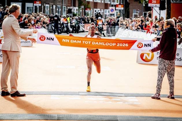 ZAANDAM - Athlete Asayech Ayichew (Ethiopia) crosses the finish line first at the Dam tot Damloop at the Burcht. Tens of thousands of people participated on the 10-mile (16.1 km) course. ROBIN UTRECHT ANP netherlands out - belgium out Zaandam xVIxxIVx 569371088 originalFilename: 0867330330st.jpg