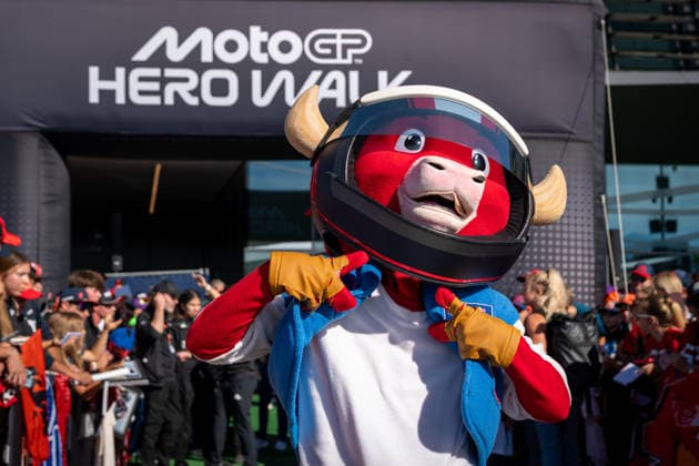 SPIELBERG, ÖSTERREICH - 20. SEPTEMBER: Das Maskottchen vom Red Bull Ring stimmt die Fans auf den MotoGP Hero Walk ein während des MotoGP Großen Preis von Österreich 2026 am Red Bull Ring am 20. September 2026 in Spielberg, Österreich. SPIELBERG, AUSTRIA SEPTEMBER 20: The Red Bull Ring mascot gets fans excited for the MotoGP Hero Walk during the 2026 MotoGP Austrian Grand Prix at the Red Bull Ring on September 20, 2026, in Spielberg, Austria. Copyright: xIBEX.agencyx xGerdxSchifferlx