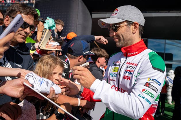 SPIELBERG, ÖSTERREICH - 20. SEPTEMBER: Johann Zarco aus Frankreich vom Team Castrol Honda LCR Team gibt Autogramme beim MotoGP Hero Walk während des MotoGP Großen Preis von Österreich 2026 am Red Bull Ring am 20. September 2026 in Spielberg, Österreich. SPIELBERG, AUSTRIA SEPTEMBER 20: Johann Zarco of France, from the Castrol Honda LCR Team, signs autographs at the MotoGP Hero Walk during the 2026 MotoGP Austrian Grand Prix at the Red Bull Ring on September 20, 2026, in Spielberg, Austria. Copyright: xIBEX.agencyx xGerdxSchifferlx