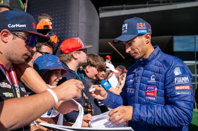 SPIELBERG, ÖSTERREICH - 20. SEPTEMBER: Toprak Razgatlioglu aus der Türkei vom Team Prima Pramac Yamaha MotoGP gibt Autogramme beim MotoGP Hero Walk während des MotoGP Großen Preis von Österreich 2026 am Red Bull Ring am 20. September 2026 in Spielberg, Österreich. SPIELBERG, AUSTRIA SEPTEMBER 20: Toprak Razgatlioglu of Turkey, from the Prima Pramac Yamaha MotoGP team, signs autographs at the MotoGP Hero Walk during the 2026 MotoGP Austrian Grand Prix at the Red Bull Ring on September 20, 2026, in Spielberg, Austria. Copyright: xIBEX.agencyx xGerdxSchifferlx