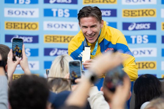 September 20, 2026: Andreas Almgren of Sweden celebrates with his gold medal after the Copenhagen Half Marathon at the World Athletics Road Running Championships on September 20, 2026 in Copenhagen. Photo by Mathilda Schuler, BILDBYRAN, code MA MA1036. track and field, athletics, friidrett, World Athletics Road Running Championships, Copenhagen Half Marathon 2026, BBENG Half Marathon, celebration Copyright: MATHILDAxSCHULER BB260920MA080