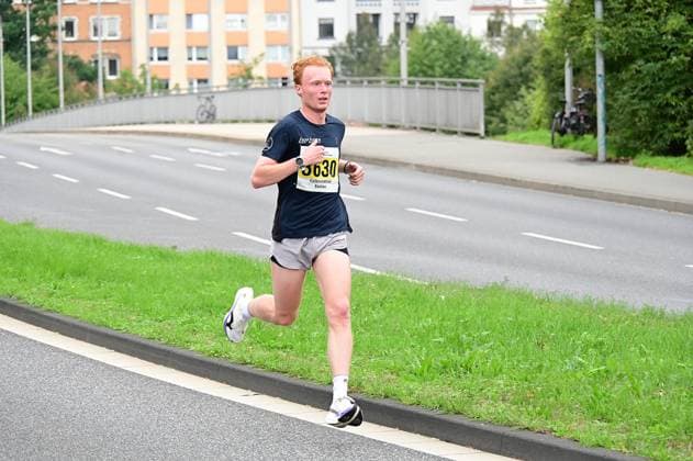 September 20, 2026 xkhx Kassel Kassel Marathon 2026 Half Marathon (Men and Women): Yellow (Half), Red (Marathon), Green (Relay) at the Finish Line Bastian Mrochen