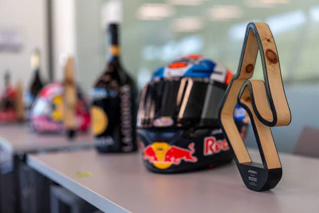 SPIELBERG, ÖSTERREICH - SEPTEMBER 20: Eine Moto3-Trophäe steht neben einem Rennhelm Red Bull Ring. während des MotoGP Großer Preis von Österreich 2026 - Pressekonferenz Moto 3 am RED BULL RING am September 20, 2026 in Spielberg, ÖSTERREICH, STEIERMARK. SPIELBERG, AUSTRIA - SEPTEMBER 20: A Moto3 trophy stands next to a racing helmet at the Red Bull Ring during the MotoGP Austrian Grand Prix 2026 - Moto3 press conference, PK, Pressekonferenz at the RED BULL RING on September 20, 2026 in Spielberg, AUSTRIA, STYRIA. Copyright: xIBEX.agencyx xKlausxPressbergerx