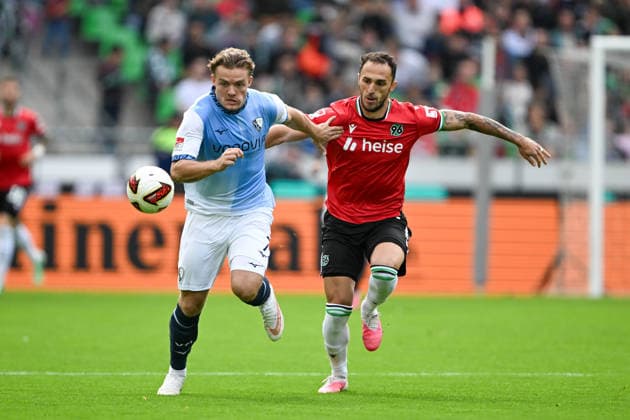 2. Bundesliga: Hannover 96 vs. VfL Bochum on September 20, 2026, at the HDI Arena in Hannover. Christian Rasmussen (Bochum) in a tackle against Mustapha Bundu (Hannover) MT