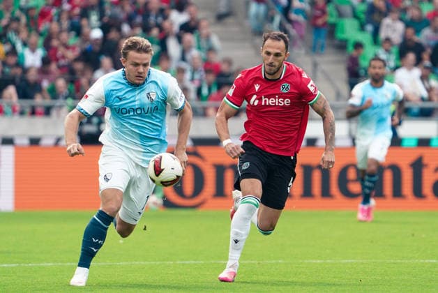 Germany Soccer 2. Bundesliga 2026–2027, Matchday 6: Hannover 96 vs. VfL Bochum at Heinz von Heiden Arena in Hannover—Christian Rasmussen (VfL Bochum) and Virgil Ghita (Hannover 96) battle for the ball, 7, 5 Copyright: xAymanxAlahmedx