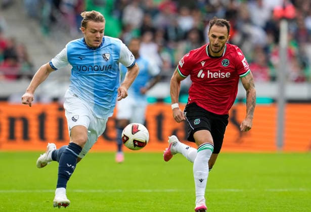 Christian Rasmussen, VfL Bochum 1848, 7, in a tackle with Virgil Eugen Ghita, Hannover 96, 5, GER, Hannover 96 vs. VfL Bochum 1848, 2. Bundesliga, Matchday 6, 2026–27 season, Heinz von Heiden Arena, Hannover, September 20, 2026 DFL regulations prohibit any use of photographs as image sequences and or quasi-video Hannover 96 vs. VfL Bochum 1848, 2. Bundesliga, Matchday 6, 2026–27 Season, September 20, 2026, Hannover Copyright: xEibner-Pressefoto ScottxColemanx EP_SCN