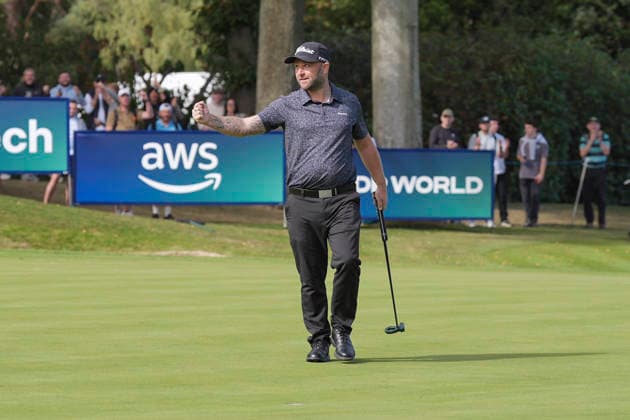 VIRGINIA WATER, ENGLAND - SEPTEMBER 20: Andy Sullivan (ENG) celebrates as he holes a birdie putt on the eighteenth green to take the lead during Round 4 at the BMW PGA, Golf Herren Championship at Wentworth Golf Club, Virginia Water on September 20, 2026 in Surrey, England The BMW PGA Championship