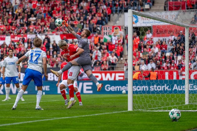 Luca Unbehaun (FC Hansa Rostock), 01 clears the ball past Marek Janssen (Rot-Weiss Essen), 20 after a corner kick in the match between Rot-Weiss Essen and FC Hansa Rostock, soccer, 3. Liga, Matchday 7, 2026–27 season, September 20, 2026, DFL regulations prohibit any use of photographs as image sequences and or quasi-video, Rot-Weiss Essen vs. FC Hansa Rostock, soccer, 3rd Division, Matchday 7, 2026–27 season, September 20, 2026, Essen Copyright: xEibner-Pressefoto LukasxBaldygax EP_LBA