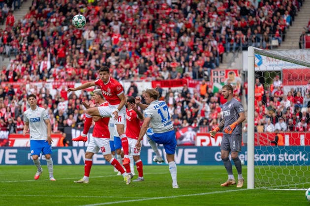Florian Carstens, FC Hansa Rostock, No. 17, clears the ball with a header after a cross (shown in the photo); Semir Telalovic, Rot-Weiss Essen, No. 17; Marek Janssen, Rot-Weiss Essen, No. 20; Luca Unbehaun, FC Hansa Rostock, 01 Rot-Weiss Essen vs. FC Hansa Rostock, soccer, 3rd Division, Matchday 7, 2026–27 season, September 20, 2026, DFL regulations prohibit any use of photographs as image sequences and or quasi-video; Rot-Weiss Essen vs. FC Hansa Rostock, Soccer, 3rd Division, Matchday 7, 2026–27 Season, September 20, 2026, Essen Copyright: xEibner-Pressefoto LukasxBaldygax EP_LBA