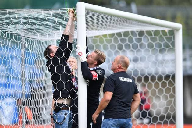 Rot Weiss Essen vs. Hansa Rostock ** FOR EDITORIAL USE ONLY ** EDITORIAL USE ONLY ** p Soccer 3rd Division, Matchday 7: Rot-Weiss Essen vs. Hansa Rostock on September 20, 2026, at the Stadion an der Hafenstrasse in Essen. The goal net had to be repaired. Germany, North Rhine-Westphalia, Essen. Copyright ThorstenxTillmann Copyright: ThorstenxTillmann doc87om56xsfehgjxjw1f95 ,EDITORIAL USE ONLY Copyright: ThorstenxTillmann