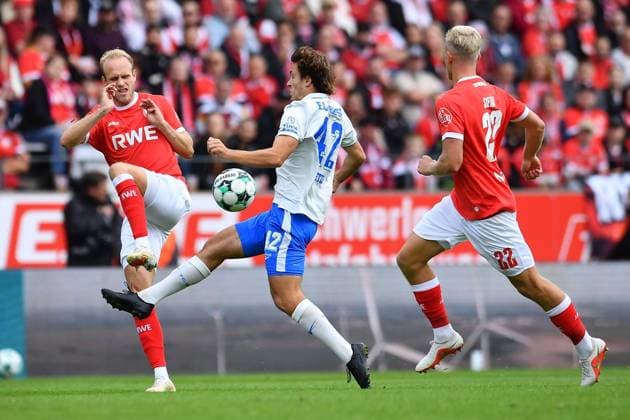 Rot Weiss Essen vs. Hansa Rostock ** FOR EDITORIAL USE ONLY ** EDITORIAL USE ONLY ** p Soccer 3rd Division, Matchday 7: Rot-Weiss Essen vs. Hansa Rostock on September 20, 2026, at the Stadion an der Hafenstrasse in Essen. Lucas Brumme (Rot-Weiss Essen), on the left, Benno Johannes Dietze of Hansa Rostock; in the center, Janne Sietan of Rot-Weiss Essen; on the right, Germany, North Rhine-Westphalia, Essen. Copyright ThorstenxTillmann Copyright: ThorstenxTillmann doc87om576cfv9ktv6ck5s ,EDITORIAL USE ONLY Copyright: ThorstenxTillmann
