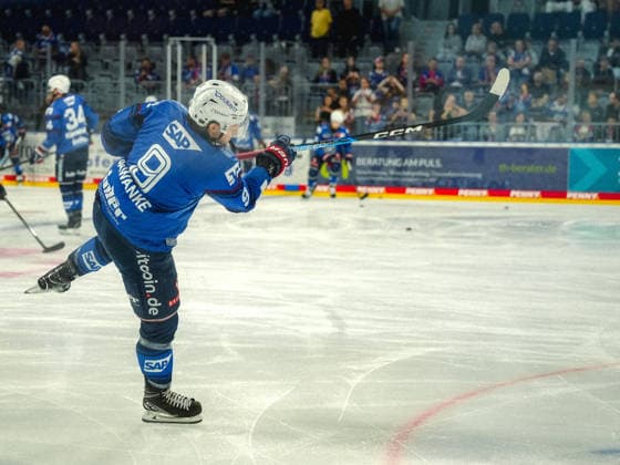 September 20, 2026, xwppx, Penny DEL Ice Hockey, Adler Mannheim vs. Eisbären Berlin, from left: Leon Gawanke, Adler Mannheim