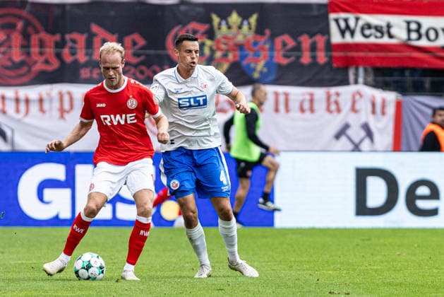 3rd Division, Matchday 7: Rot-Weiss Essen vs. Hansa Rostock, September 20, 2026; Lucas Brumme (Rot-Weiss Essen), 14, Kenan Fatkic, Hansa Rostock, 4 3rd Division, Matchday 7: Rot-Weiss Essen vs. Hansa Rostock, Stadion an der Hafenstraße, Essen, September 20, 2026. DFL regulations prohibit any use of photographs as image sequences and or quasi-video. Copyright: xBEAUTIFULxSPORTS Buriakovx