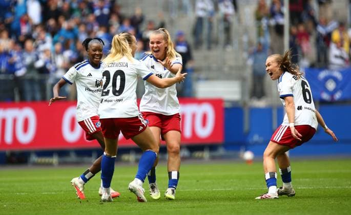 September 20, 2026, xcex, GER, Hamburg, Volksparkstadion, Women s Soccer, 1. Bundesliga, DIE LIGA, Google Pixel Women s Bundesliga 2026–2027 Season, Matchday 5, HSV, FCN, Hamburger SV vs. 1. FC Nürnberg, Nikola Karczewska of HSV celebrates her goal to make it 1–0, goal celebration, cheering, joy, emotions, goal celebration with her teammates. DFL regulations prohibit any use of photographs as image sequences and or quasi-video.
