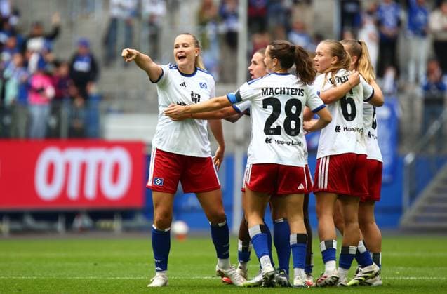 September 20, 2026, xcex, GER, Hamburg, Volksparkstadion, Women s Soccer, 1. Bundesliga, DIE LIGA, Google Pixel Women s Bundesliga 2026–2027 Season, Matchday 5, HSV, FCN, Hamburger SV vs. 1. FC Nürnberg, Nikola Karczewska of HSV celebrates her goal to make it 1–0, goal celebration, cheering, joy, emotions, goal celebration with her teammates. DFL regulations prohibit any use of photographs as image sequences and or quasi-video.