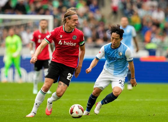 Lars Gindorf, Hannover 96, 25, vs. Koji Miyoshi, VfL Bochum 1848, 23, GER, Hannover 96 vs. VfL Bochum 1848, 2. Bundesliga, Matchday 6, 2026–27 season, Heinz von Heiden Arena, Hanover, September 20, 2026 DFL regulations prohibit any use of photographs as image sequences and or quasi-video Hannover 96 vs. VfL Bochum 1848, 2. Bundesliga, Matchday 6, 2026–27 Season, September 20, 2026, Hannover Copyright: xEibner-Pressefoto ScottxColemanx EP_SCN