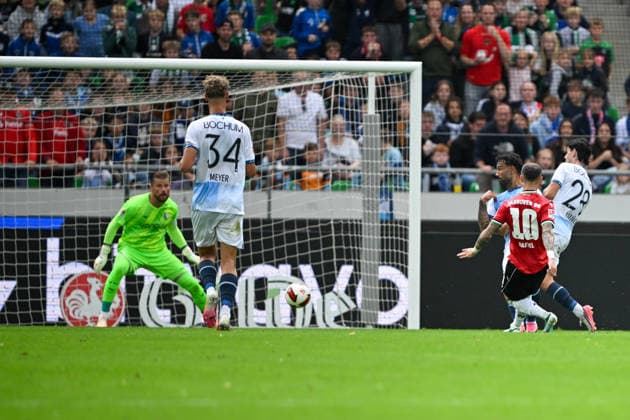 2. Bundesliga: Hannover 96 vs. VfL Bochum on September 20, 2026, at the HDI Arena in Hannover. Goal to make it 2–0. Scorer: Marcel Hartel of Hannover, who scored the goal to make it 2–0 against goalkeeper Timo Horn of Bochum. MT