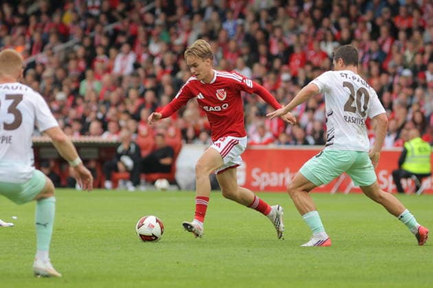 8 Lukas Michelbrink, Energie Cottbus (M), followed by 20 Mathias Rasmussen, St. Pauli (R) Soccer 2. Bundesliga 2026 2027 FC Energie Cottbus FC St. Pauli