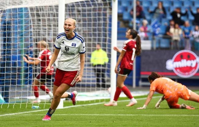 September 20, 2026, xcex, GER, Hamburg, Volksparkstadion, Women s Soccer, 1. Bundesliga, DIE LIGA, Google Pixel Women s Bundesliga 2026–2027 Season, Matchday 5, HSV, FCN, Hamburger SV vs. 1. FC Nuremberg, Paulina Bartz of HSV celebrates her goal to make it 3–0, goal celebration, cheering, joy, emotions, goal celebration with her teammates. DFL regulations prohibit any use of photographs as image sequences and or quasi-video.