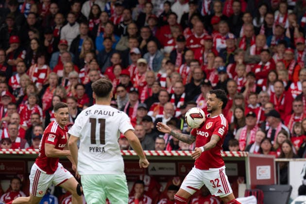 September 20, 2026: Energie Cottbus vs. FC St. Pauli, Matchday 6 of the 2. Bundesliga at the LEAG Energie Stadium. Justin Butler (Energie Cottbus) controls the ball against Arkadiusz Pyrka (FC St. Pauli), 11 IMPORTANT NOTICE: In accordance with DFL and DFB regulations, it is prohibited to use or allow the use of photographs taken in the stadium and or during the game in the form of sequential images and or video-like photo sequences. Copyright: xJamesxZabelx
