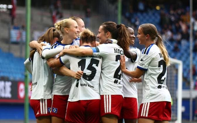 September 20, 2026, xcex, GER, Hamburg, Volksparkstadion, Women s Soccer, 1. Bundesliga, DIE LIGA, Google Pixel Women s Bundesliga 2026–2027 Season, Matchday 5, HSV, FCN, Hamburger SV vs. 1. FC Nuremberg, Paulina Bartz of HSV celebrates her goal to make it 3–0, goal celebration, cheering, joy, emotions, goal celebration with her teammates. DFL regulations prohibit any use of photographs as image sequences and or quasi-video.