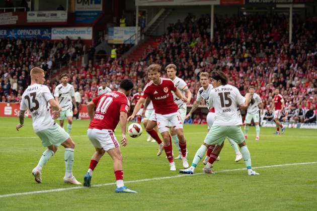 September 20, 2026: Energy Cottbus vs. FC St. Pauli, Matchday 6 of the 2. Bundesliga at the LEAG Energy Stadium. Ball in the penalty area with Louis Oppie (FC St. Pauli, 23), Tolcay Cigerci (Energy Cottbus, 10), Moritz Hannemann (Energie Cottbus), 11, and Tomoya Ando (FC St. Pauli), 15 IMPORTANT NOTICE: In accordance with the regulations of the DFL and the DFB, it is prohibited to use or allow the use of photographs taken in the stadium and or during the game in the form of sequential images and or video-like photo series. Copyright: xJamesxZabelx