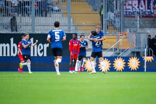 September 20, 2026 Soccer, 2026–2027, 2. Bundesliga, Matchday 6, DSC Arminia Bielefeld 1 FC Heidenheim. Referee Felix Hagmann. Bielefeld celebrates after scoring the goal that tied the game at 2–2. 2R Stefano Russo, Bielefeld, L Leon Jensen, Bielefeld. DFL regulations prohibit any use of photographs as image sequences and or quasi-video.