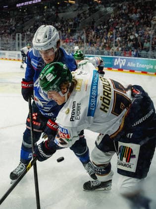 September 20, 2026, xwppx, Penny DEL Ice Hockey, Adler Mannheim vs. Eisbären Berlin; from left: Nicolas Mattinen (Adler Mannheim), Eric Hördler (Eisbären Berlin)