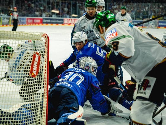 September 20, 2026, xwppx, Penny DEL Hockey, Adler Mannheim vs. Eisbären Berlin; from left: Jake Hildebrand; Adler Mannheim s goalie is put to the test