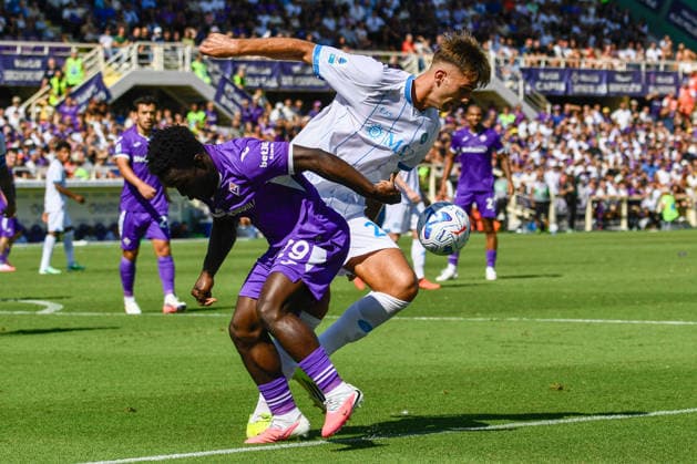 IPA88758188 - Lorenzo Lucca (Napoli) battles for the ball against Wilfried Gnonto (Fiorentina) during the ACF Fiorentina vs. SSC Napoli Italian Serie A soccer match in Florence, Italy, on September 20, 2026  Copyright: xFabioxFagiolini IPAxSportx xx IPA88758188